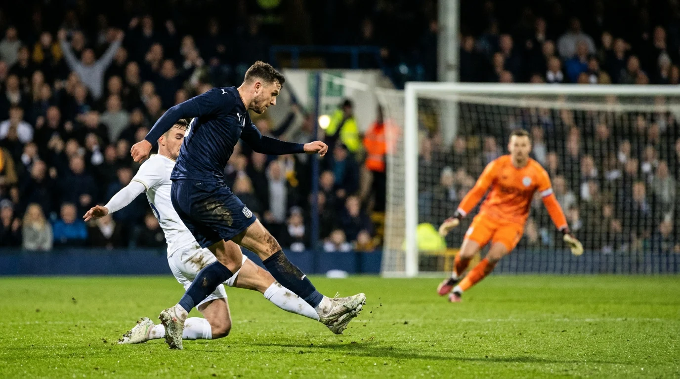 Due attaccanti a contrasto davanti alla porta durante una partita di calcio su erba